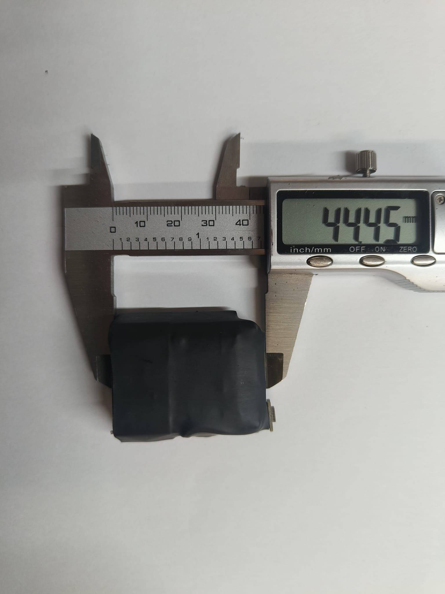 Pomiar szerokości urządzenia LTErecorder — około 44,5 mm