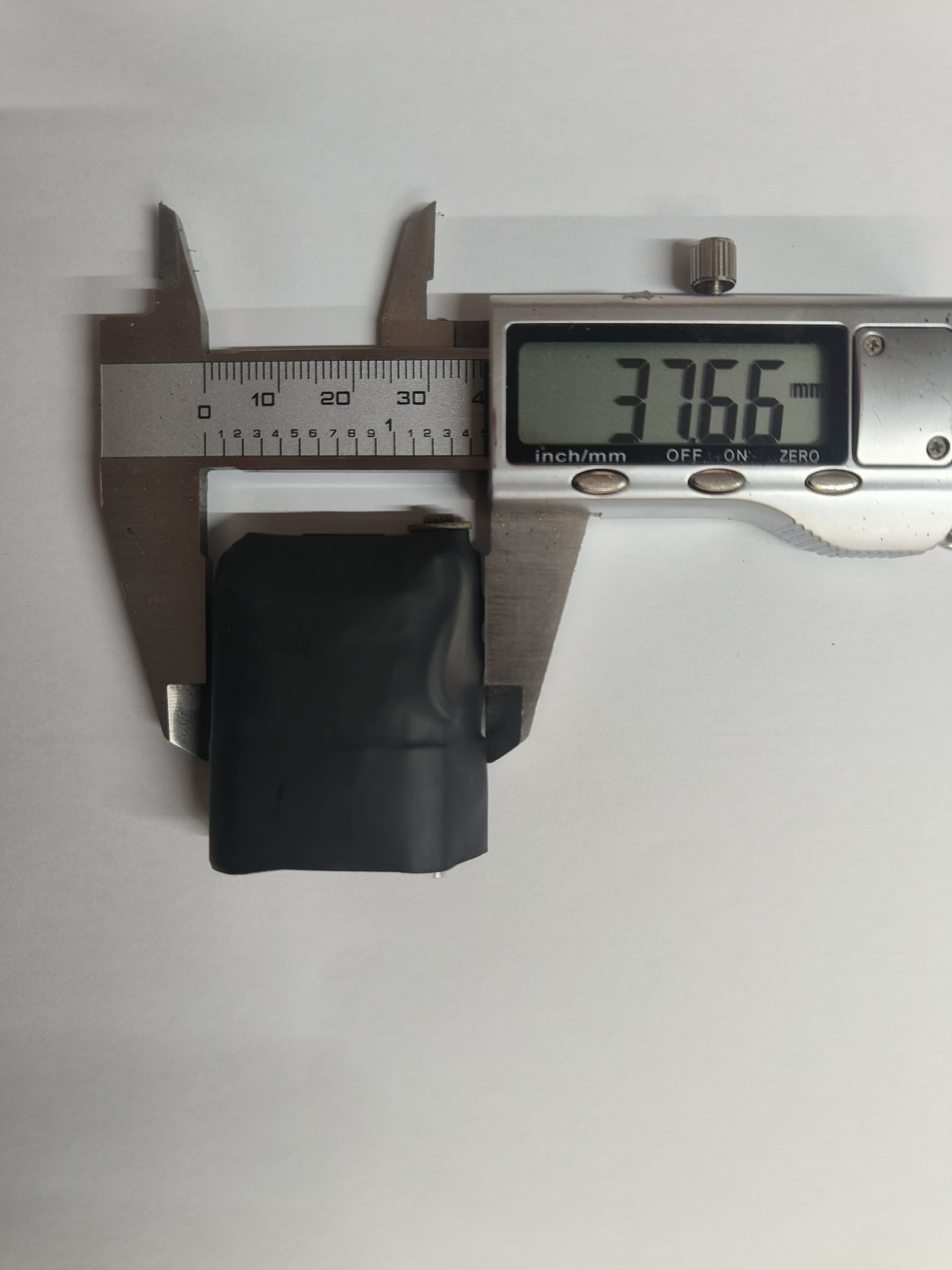 Pomiar wysokości urządzenia LTErecorder — około 37,7 mm