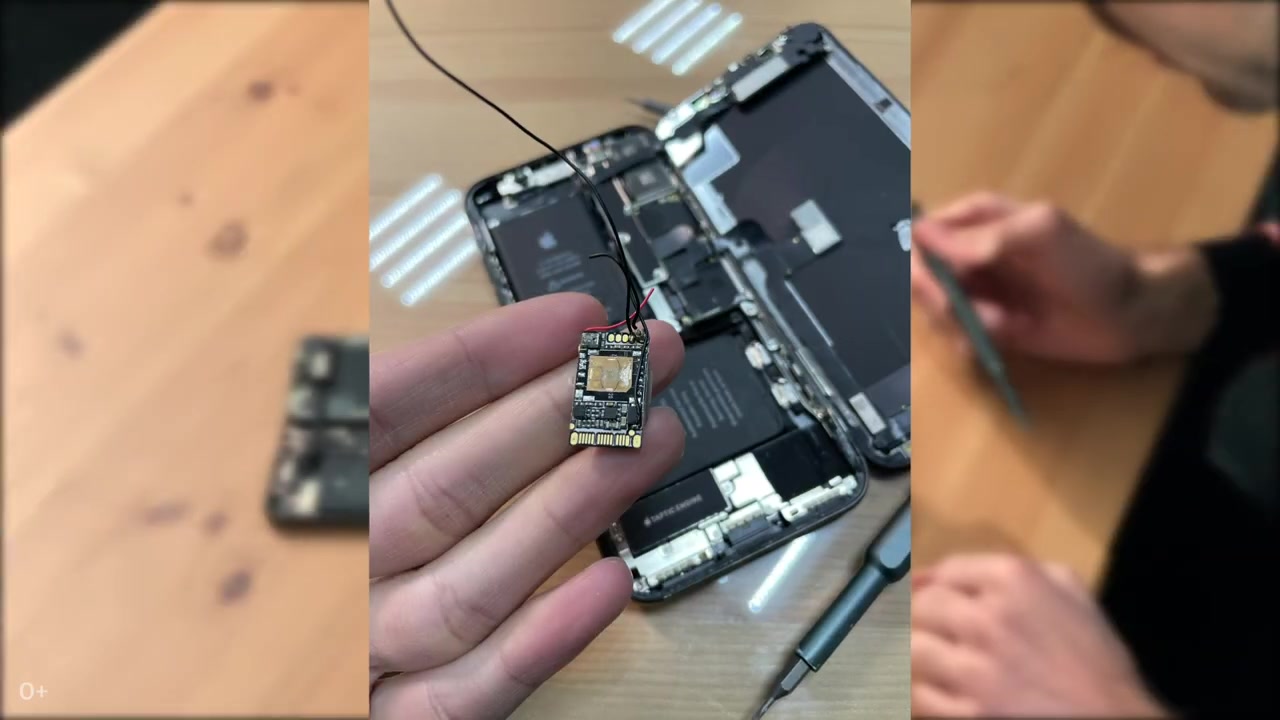 Dodatkowa płytka PCB wyjęta z iPhone’a — kadr z materiału Navalny LIVE