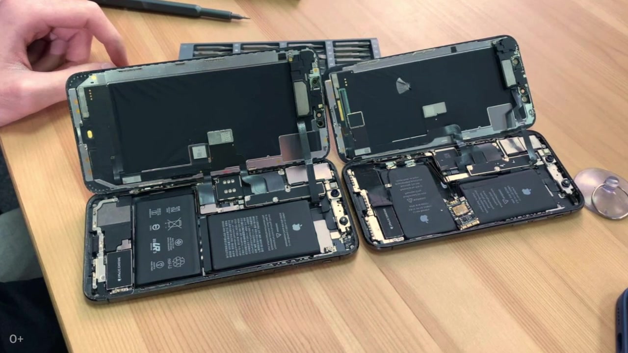 Porównanie wnętrza dwóch iPhone’ów, w tym egzemplarza z dodatkową elektroniką