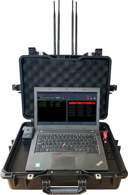 Walizkowy IMSI-catcher z laptopem i antenami — przykład urządzenia do ingerencji w łączność komórkową